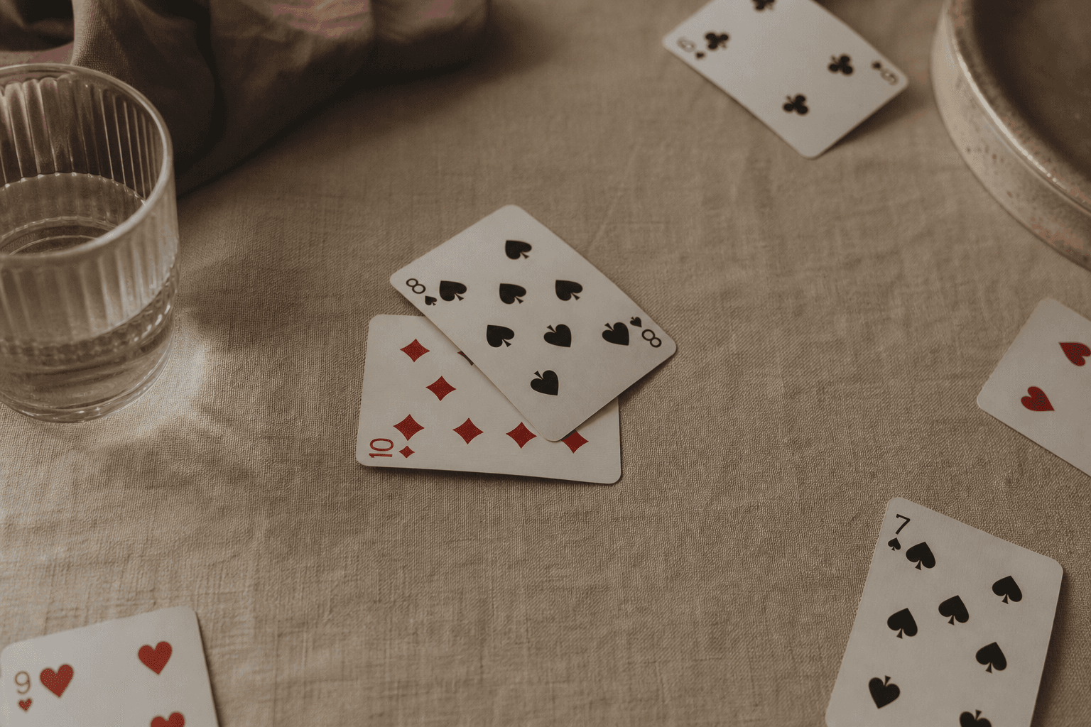 Ilustracija karata na stolu za casino bonus vodič